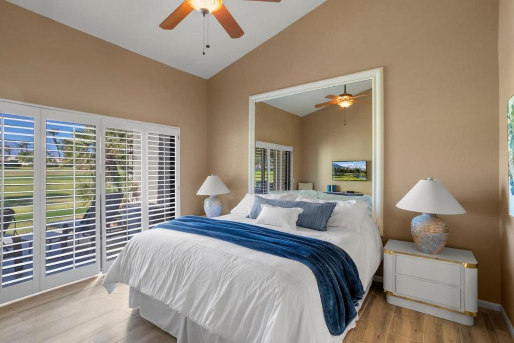 En eller flere senge i et værelse på Resort-Style Condo on Golf Course, Mountain Views