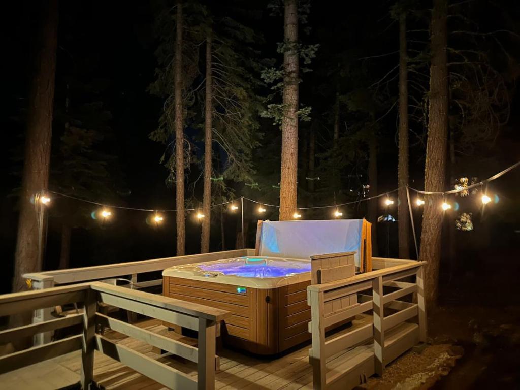 Billede fra billedgalleriet på A-Frame Cabin - Hot Tub , BBQ , Family Fun i Tahoe Vista