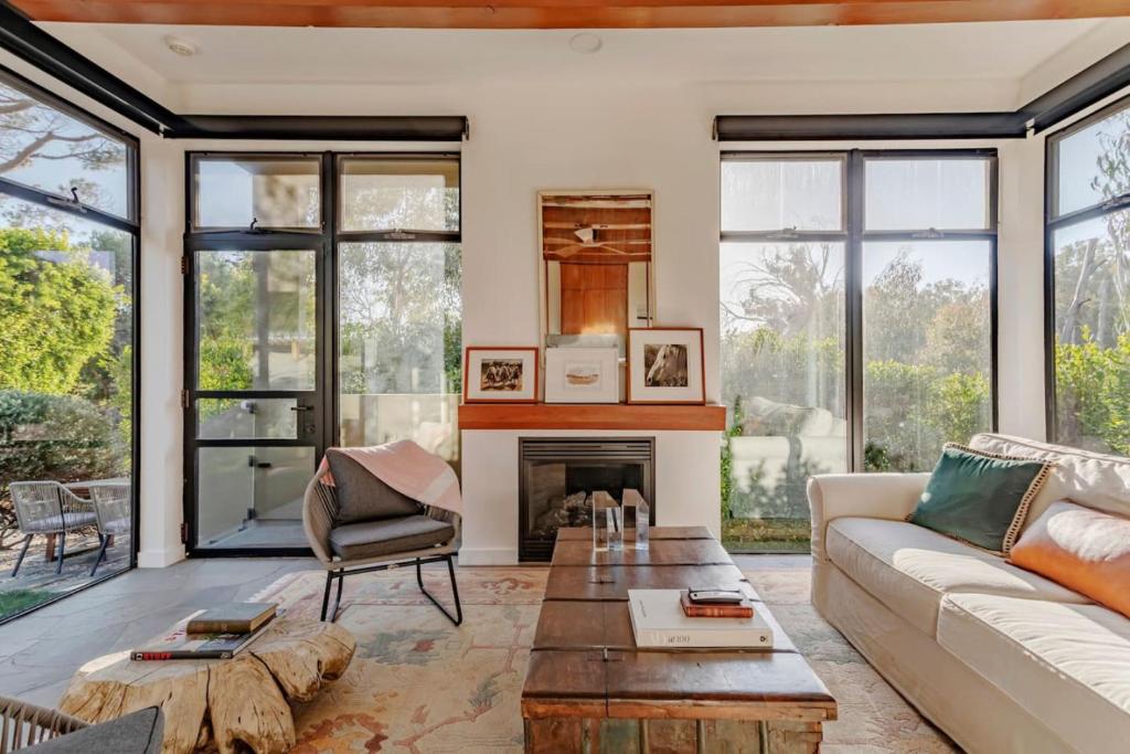 un soggiorno con divano e camino di Private Malibu Escape - Walk to Secluded Beach a Malibu