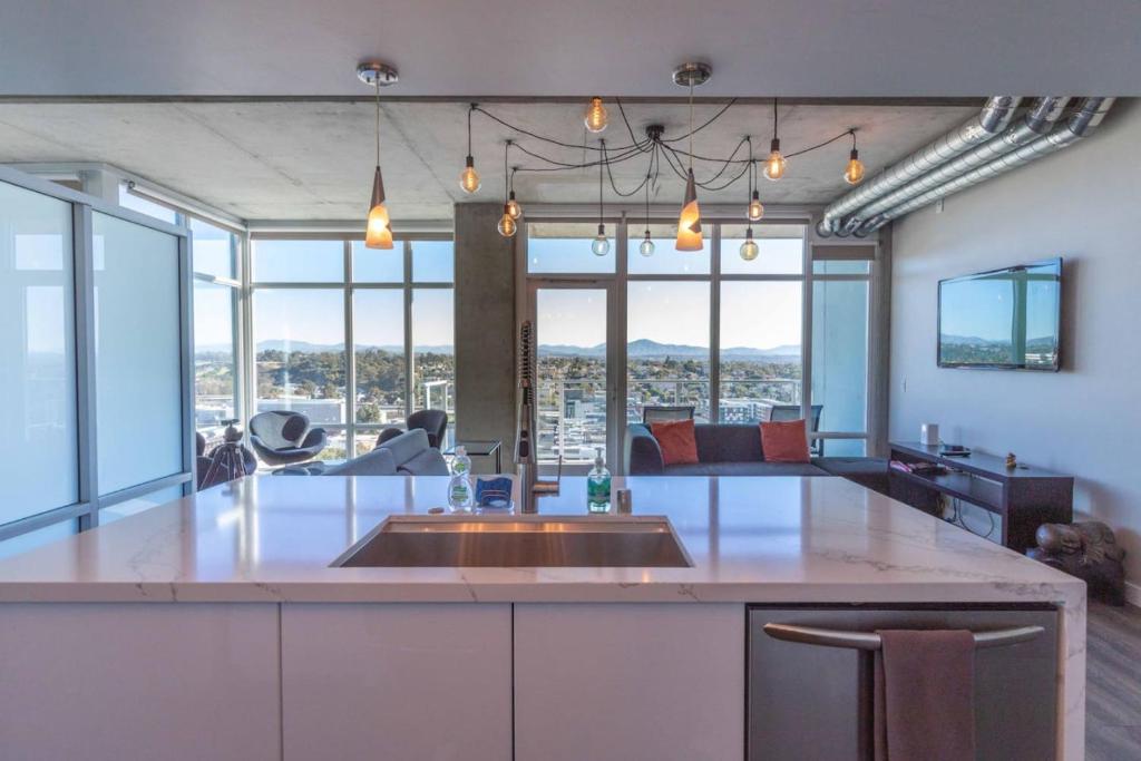Modern Downtown SD Apartment Stunning City Views, San Diego (updated ...