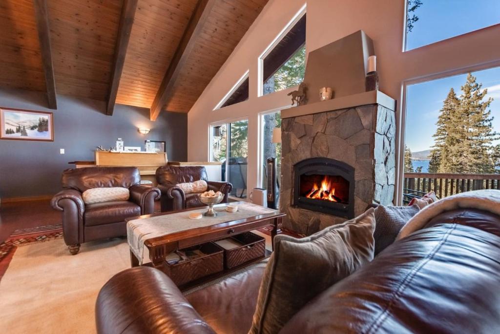 Afbeelding uit fotogalerij van Cozy Lakeview Cabin - Fireplace and Laundry in Tahoma