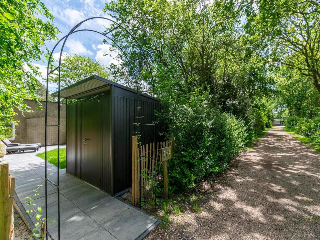 Κήπος έξω από το Bungalow in Sint Maartenszee near the Beach