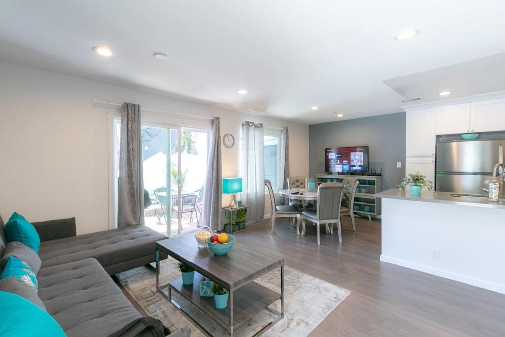 Khu vực ghế ngồi tại Modern Beach Home Just Minutes from the Beach