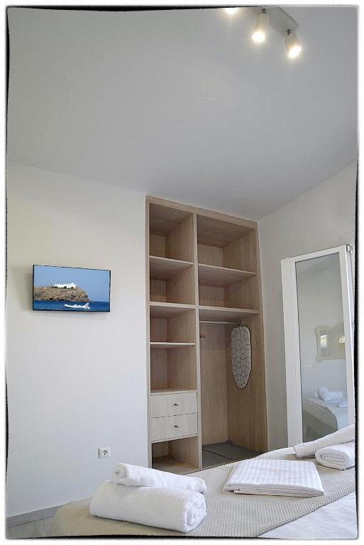Postel nebo postele na pokoji v ubytování Theasis Sifnos Apartments