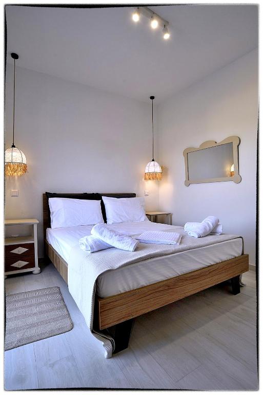 Postel nebo postele na pokoji v ubytování Theasis Sifnos Apartments