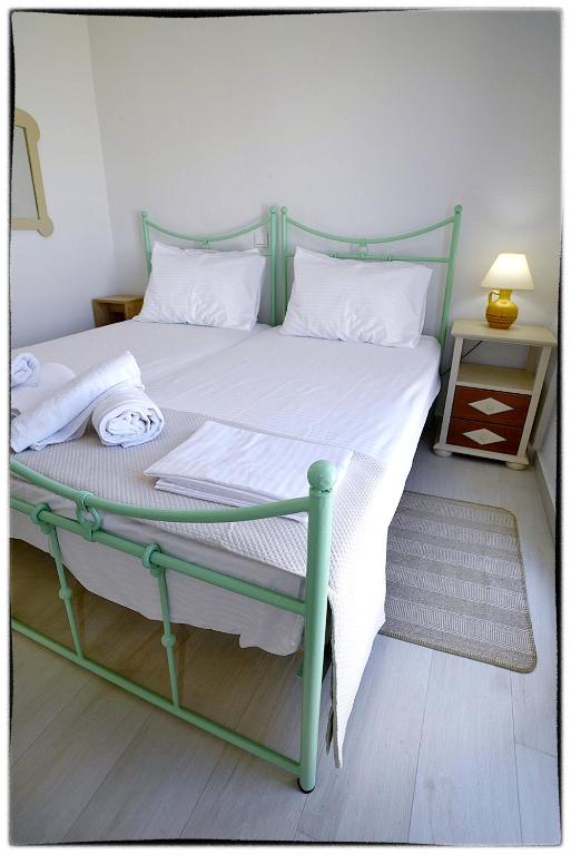 Postel nebo postele na pokoji v ubytování Theasis Sifnos Apartments