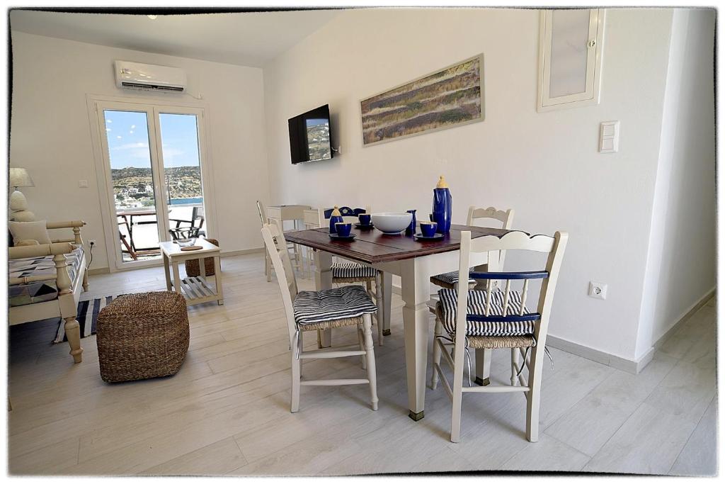 TV a/nebo společenská místnost v ubytování Theasis Sifnos Apartments