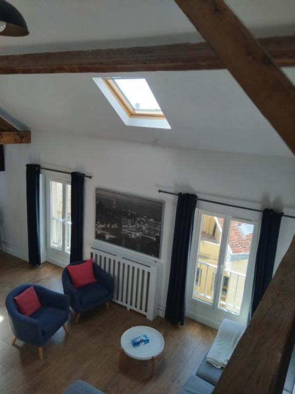 - un salon mansardé avec une lucarne dans l'établissement Peace, à Nanterre