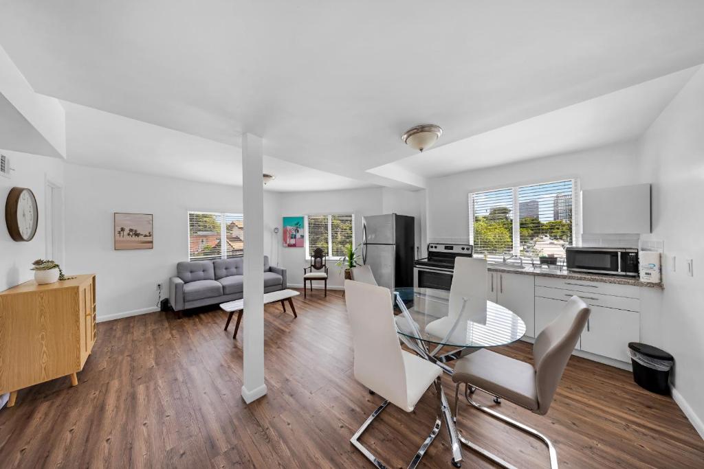 a kitchen and living room with a table and chairs at Renzzi Villas in Miami