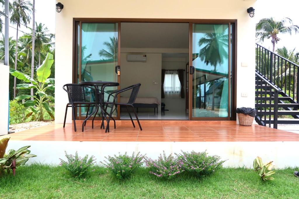 Μπαλκόνι ή βεράντα στο First Light beach bungalow 4