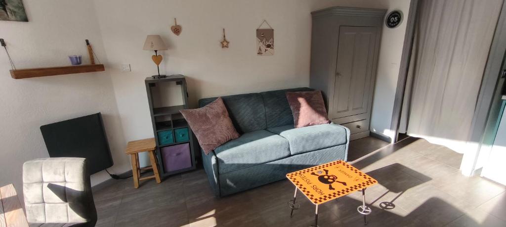 un salon avec un canapé et une table dans l'établissement Studio 4 personnes Vars les Claux 100m des pistes, à Vars