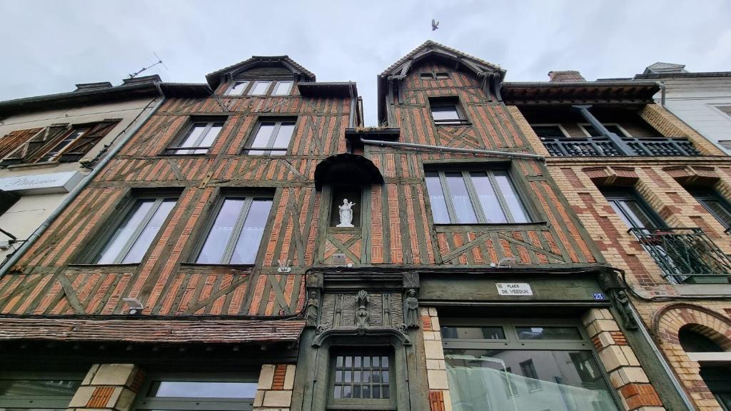 un grand bâtiment en briques avec une tour d'horloge dans l'établissement VILLA-AUDEMER - 