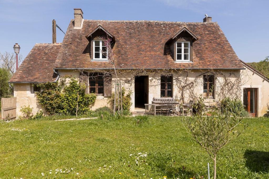 an old house on a hill with a green yard at Sweet cottage 1 hr 40 min from Paris in Béthonvilliers