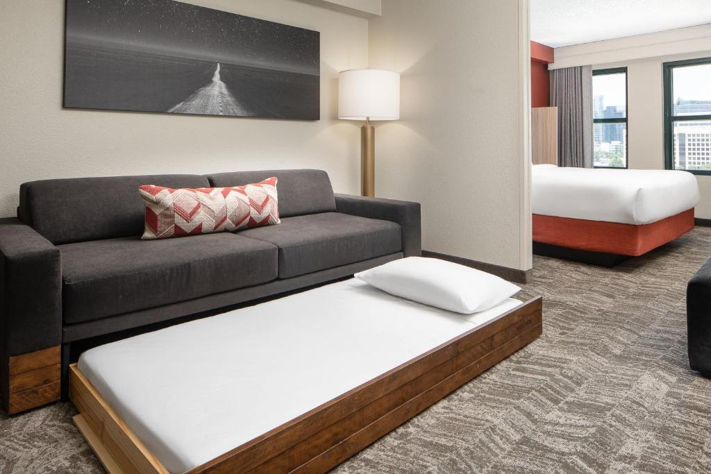 Voodi või voodid majutusasutuse SpringHill Suites by Marriott Dallas Downtown / West End toas