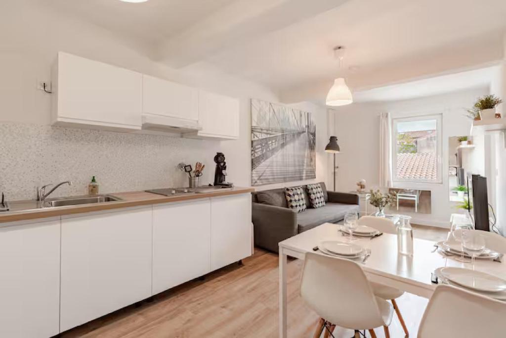 Kuchyň nebo kuchyňský kout v ubytování Appartement "Gabrielle" au calme en Hypercentre de Revel