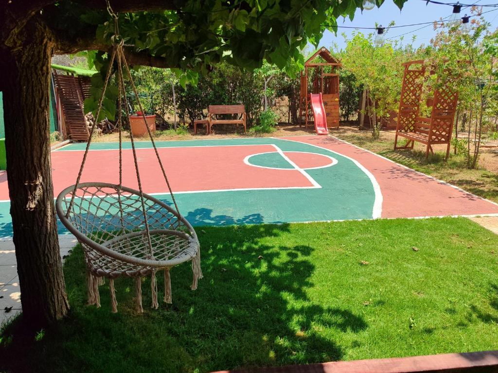 George's family friendly maisonette with great exterior játszósarka