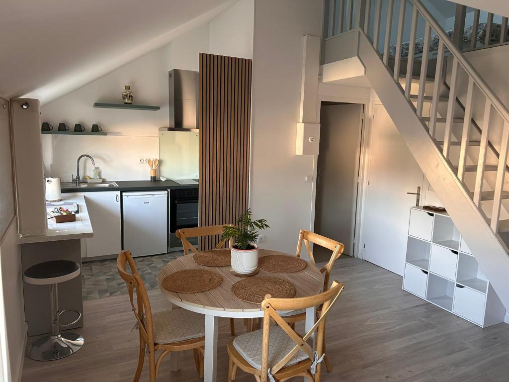 une cuisine et une salle à manger avec une table et des chaises dans l'établissement La Mezza9, à Saint-Denis