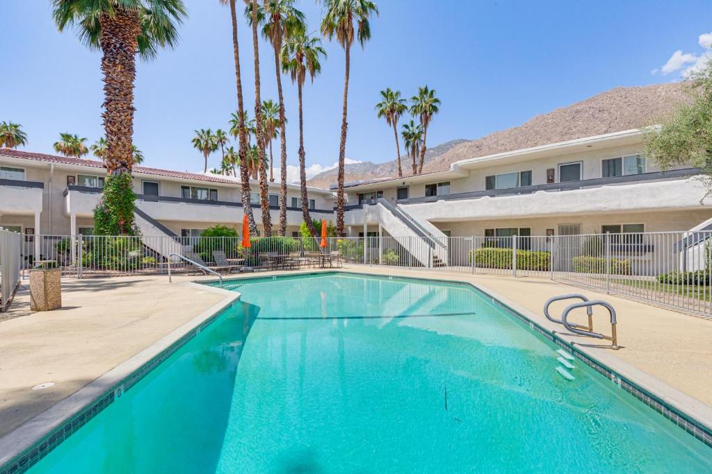 Πισίνα στο ή κοντά στο 2 Mi to Downtown Gated Condo in Palm Springs
