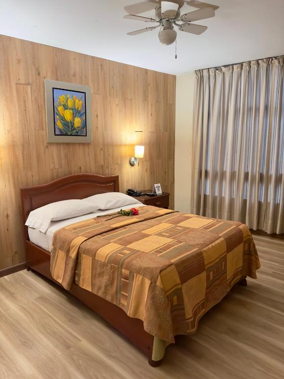 Postel nebo postele na pokoji v ubytování Hotel Asturias Inn