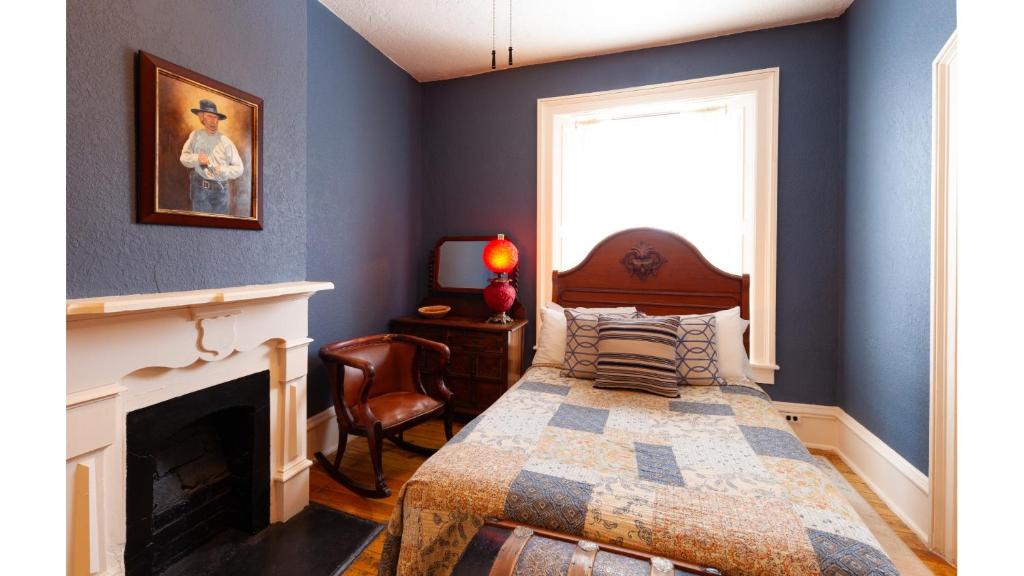 una camera da letto con un letto e un camino di Wyatt Earp - Historic Hotel a Cimarron