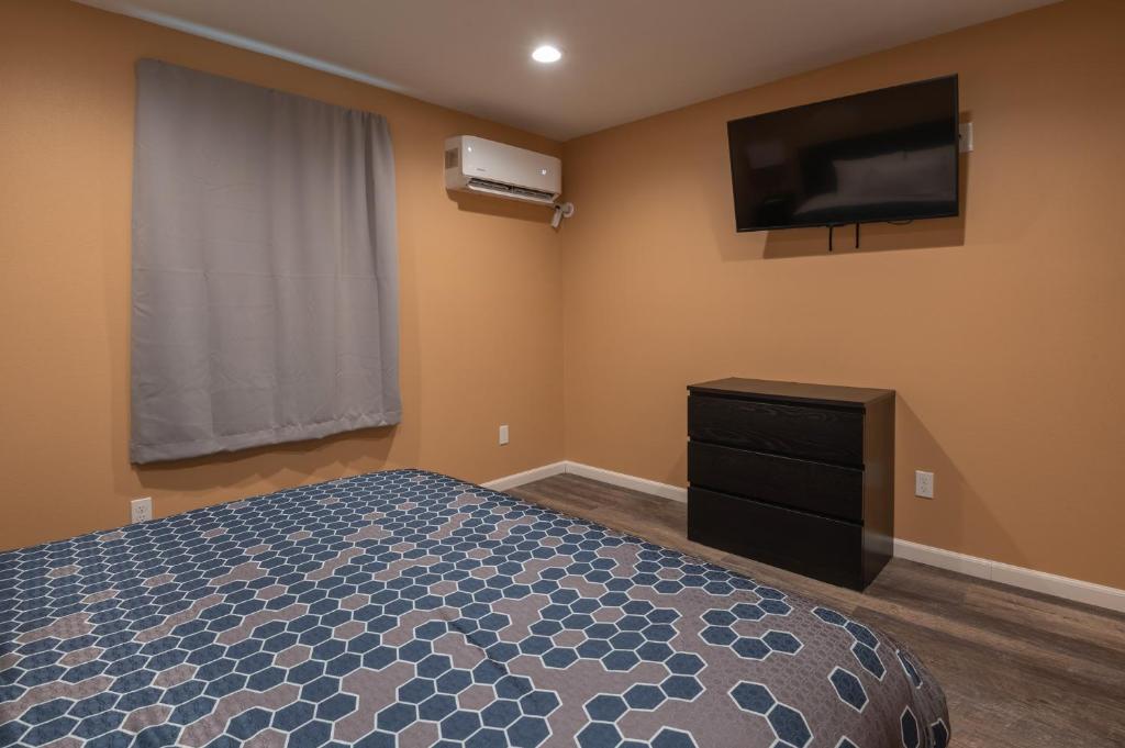 Postel nebo postele na pokoji v ubytování Far West Cabin-Tiny Homes Rental