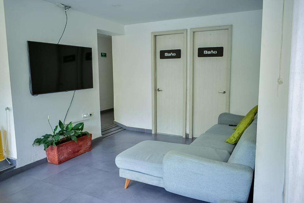 TV a/nebo společenská místnost v ubytování Hotel Feria Imperial Embajada