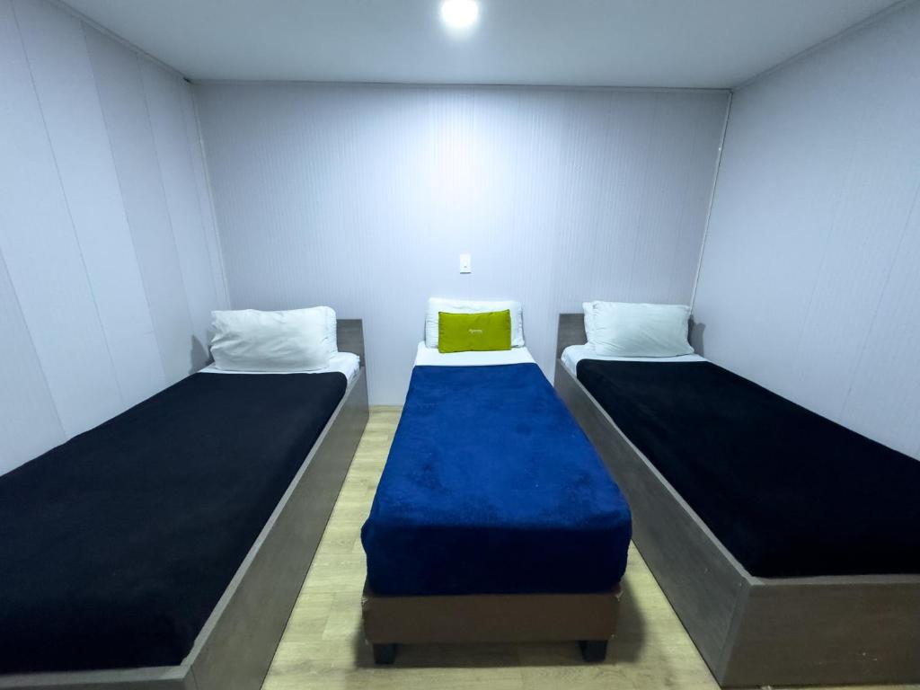 Postel nebo postele na pokoji v ubytování Hotel Feria Imperial Embajada