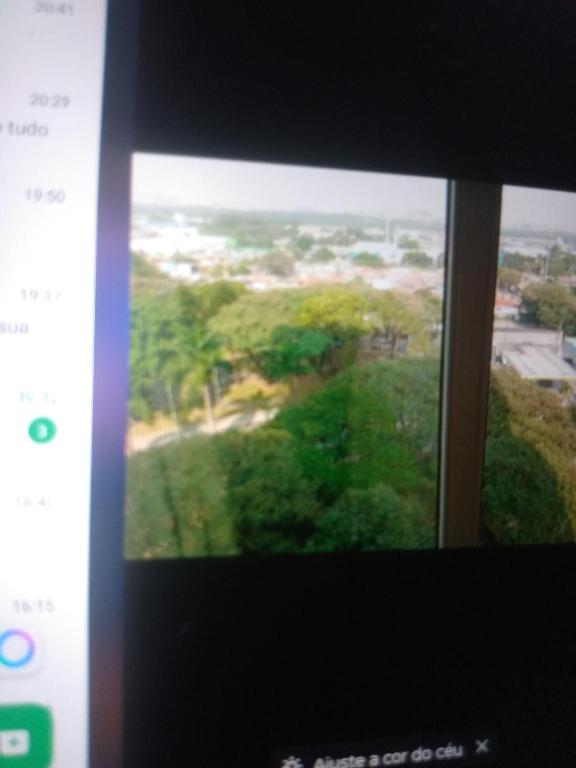 een blik vanuit een mobiele telefoon op een raam bij Hotel glamuroso in Guarulhos