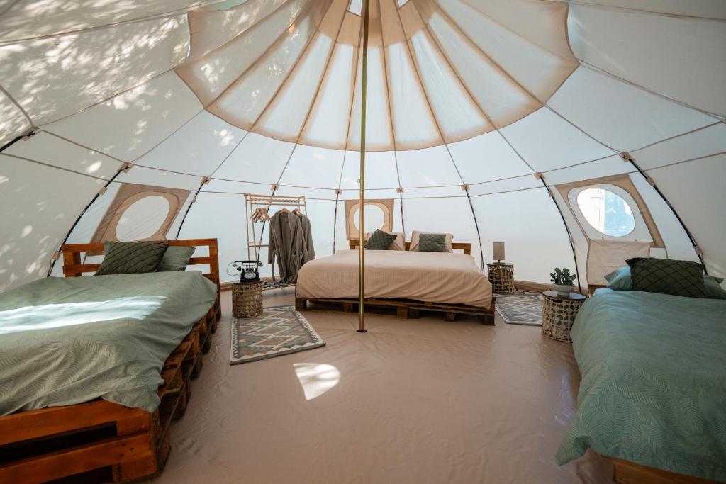 Postel nebo postele na pokoji v ubytování Glamping Riverside Skadar lake