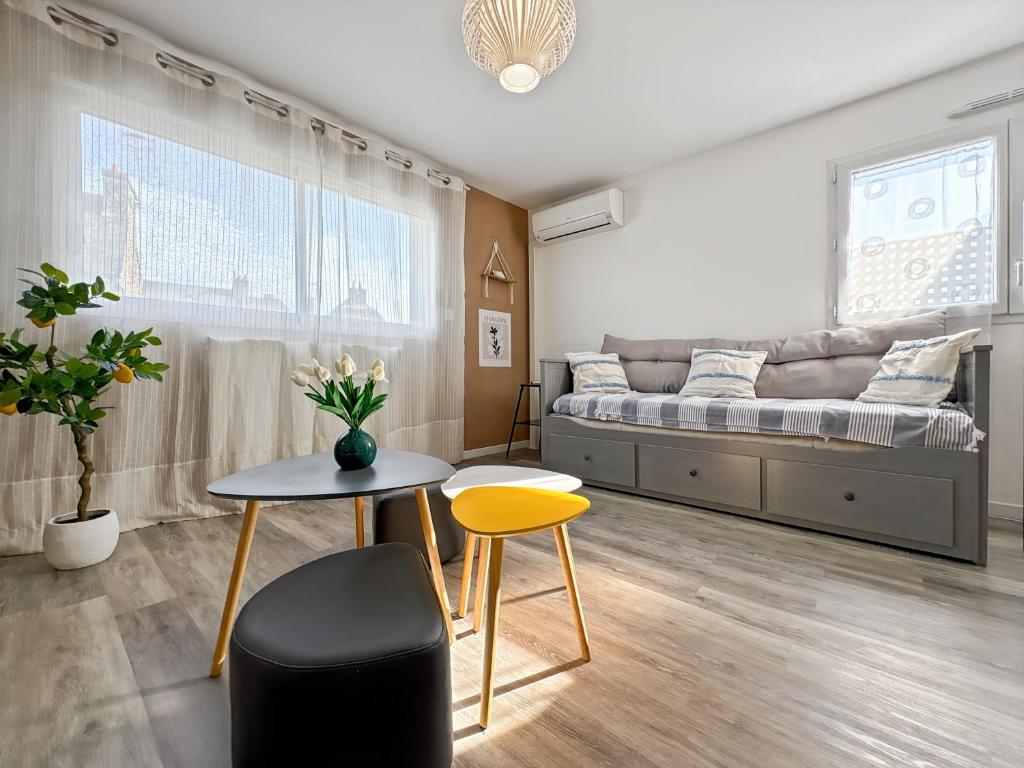 une chambre avec un lit, une table et des chaises dans l'établissement Le Calypso - Duplex Paisible - Coeur de Saint Malo, à Saint-Malo