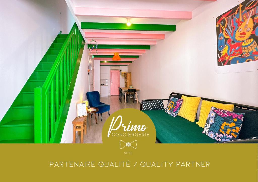 un salon avec un canapé et un escalier dans l'établissement Rosa Verde, à Sète