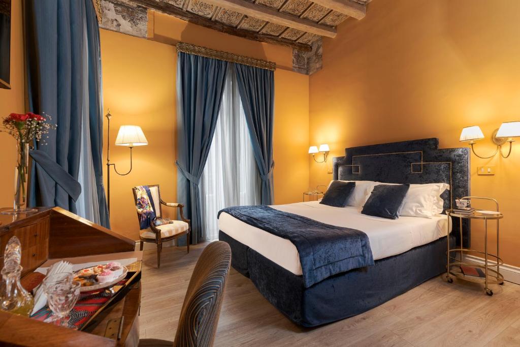 a hotel room with a bed and a table at Palazzo Arone dei Baroni di Valentino in Palermo