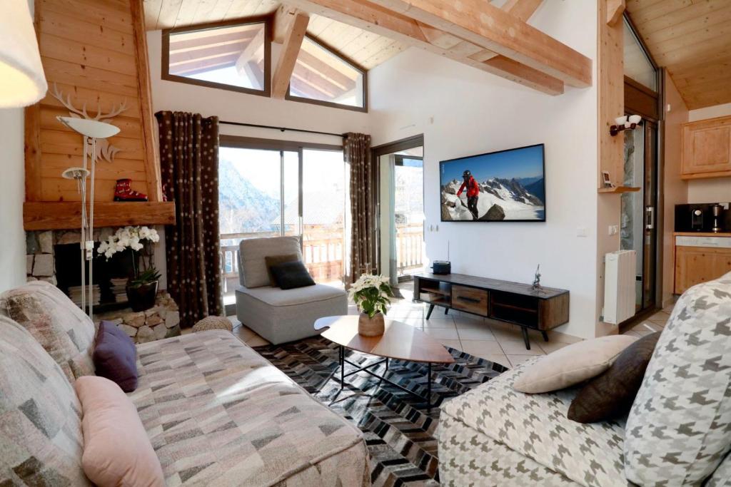a living room with a couch and a table at Superbe Appartement Deux Alpes Cosy et chaleureux 6 personnes in Les Deux Alpes
