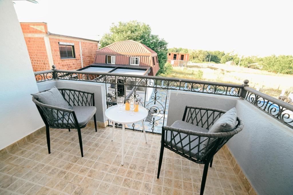 Rõdu või terrass majutusasutuses Hotel Ariana Lux