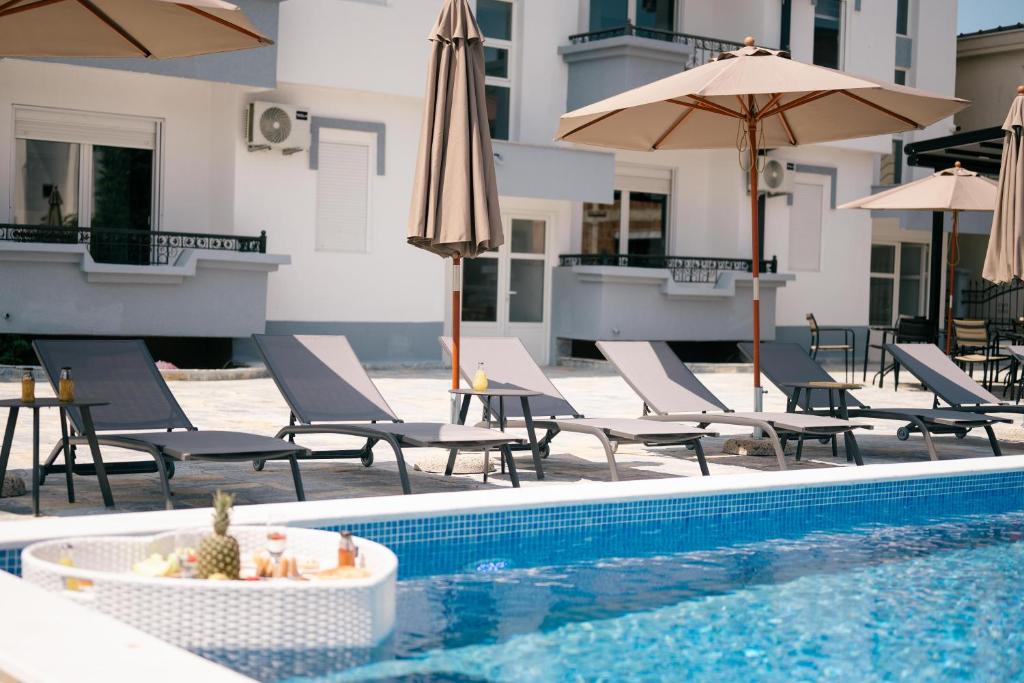 Bassein majutusasutuses Hotel Ariana Lux või selle lähedal