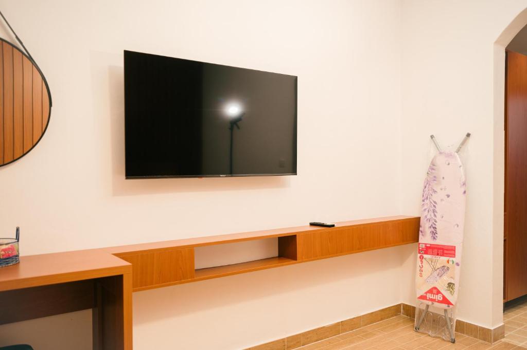 Televiisor ja/või meelelahutuskeskus majutusasutuses Hotel Ariana Lux