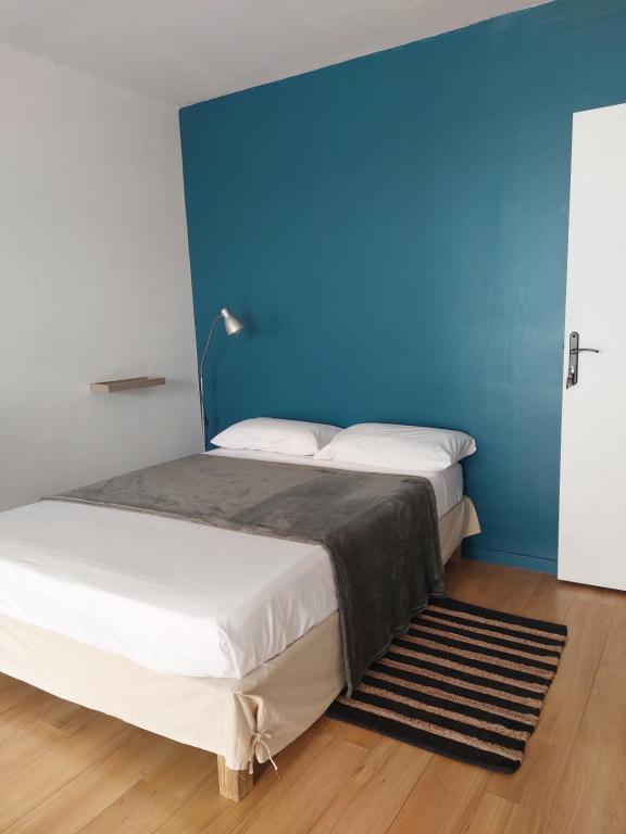 Postel nebo postele na pokoji v ubytování Chambre Libellule proche place de la victoire