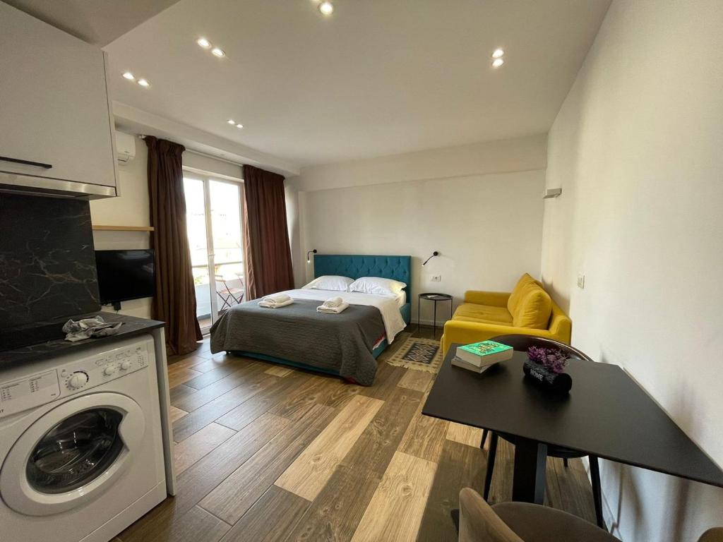 sala de estar con cama y mesa en una habitación en Boutique Central Studio Apartments, en Tirana