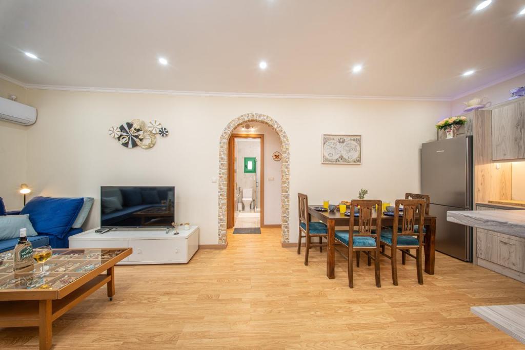 TV a/nebo společenská místnost v ubytování Lori Apartament Fiskardo