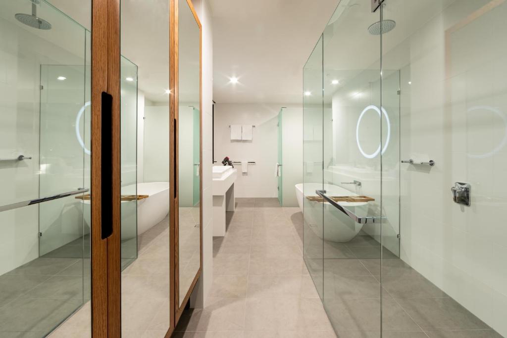 
Executive 'N' Suite with One King Bed
