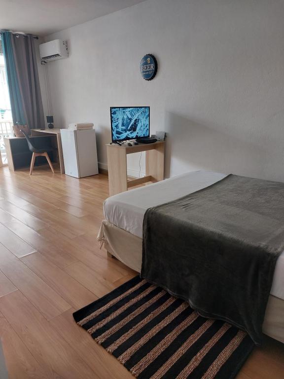 Postel nebo postele na pokoji v ubytování Chambre Libellule proche place de la victoire