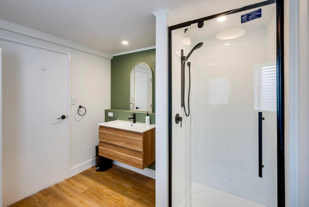 Taradale Town DistrictCabbage Tree Corner的浴室里有洗手池和镜子