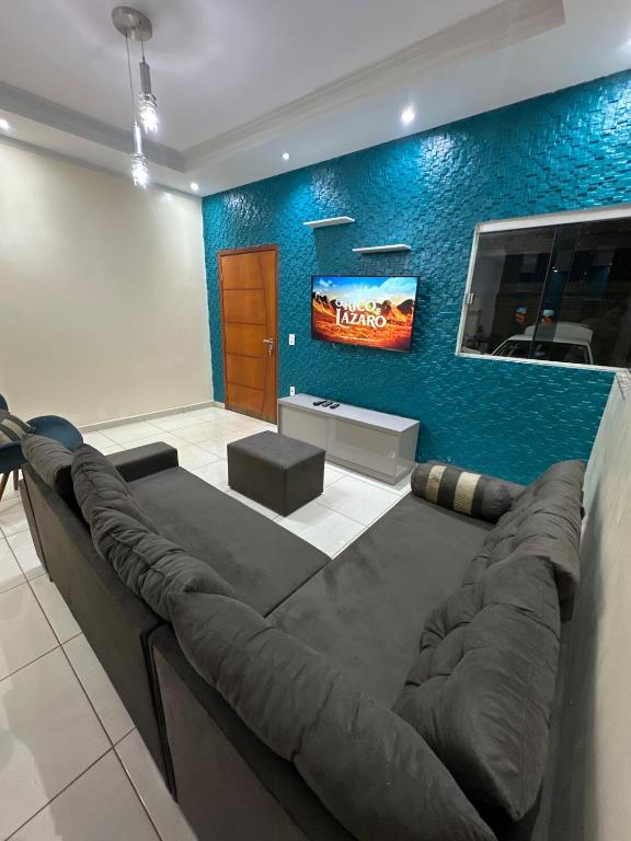 a living room with a couch and a tv at Casa 3Q accesso ao Daia, Havan, Unievangelica in Anápolis