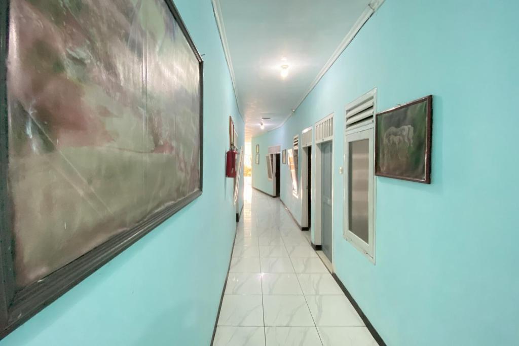 TV a/nebo společenská místnost v ubytování Hotel Bintang Mitra RedDoorz
