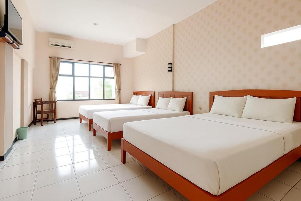 Postel nebo postele na pokoji v ubytování Hotel Bintang Mitra RedDoorz
