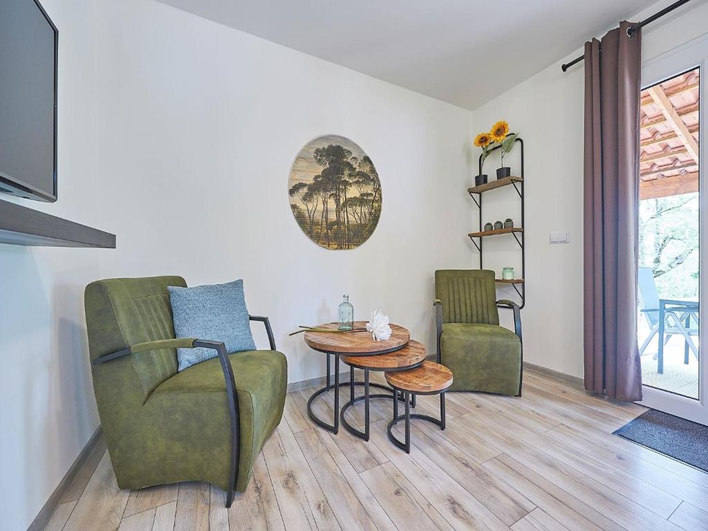 Photo de la galerie de l'établissement Bungalow with a terrace on a hill in Dordogne, cleaning included, à Mauroux