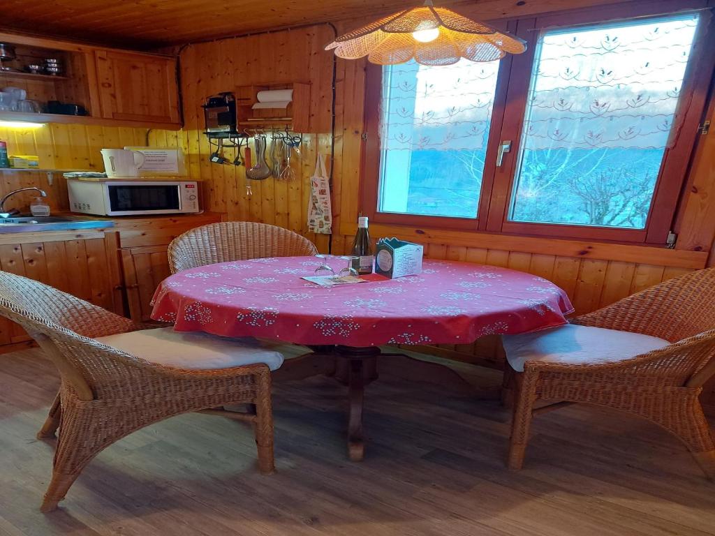 une cuisine avec une table et un chiffon rouge dans l'établissement Chalet in Vosges near Rouge Gazon Ski Resort, cleaning included, à Saint-Maurice-sur-Moselle