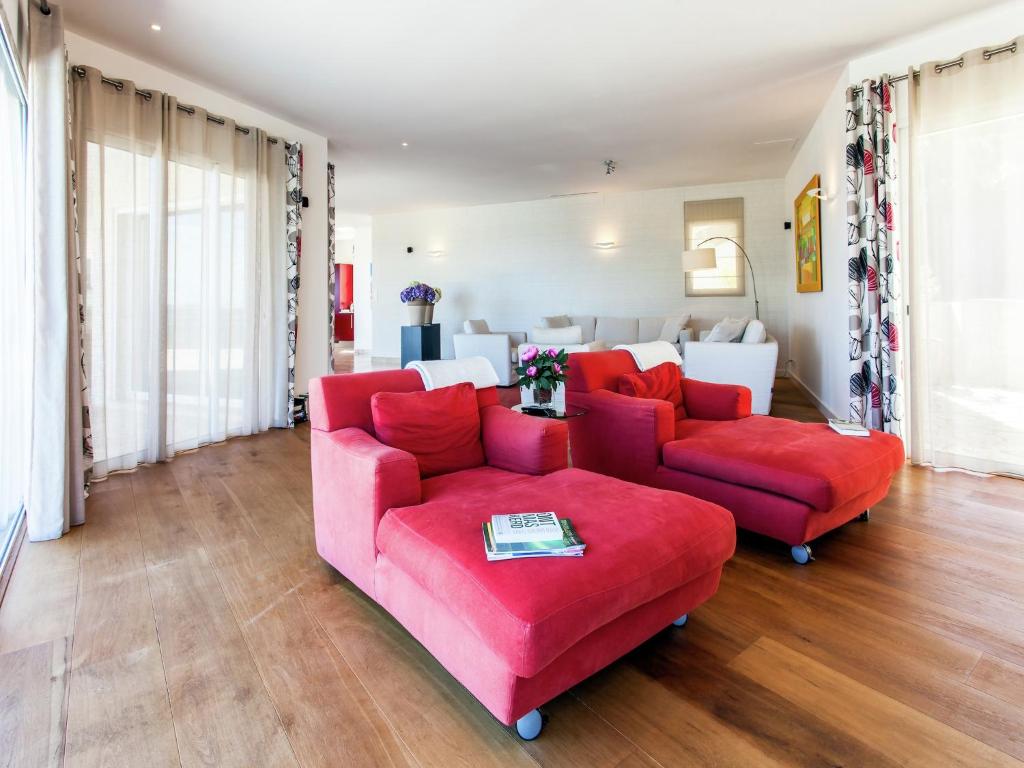 - un salon avec un canapé rouge et un fauteuil rouge dans l'établissement Villa in Varl with Pool and Hill Views, cleaning included, à Les Adrets-de-l'Estérel
