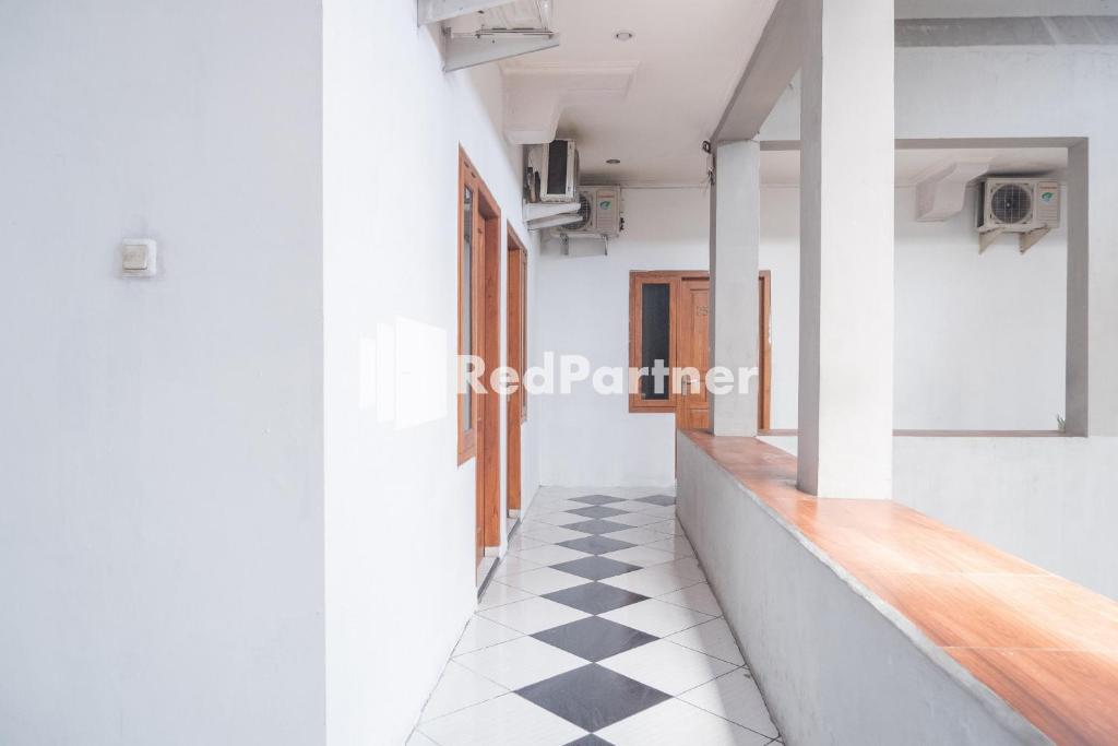Fotografie z fotogalerie ubytování Crown Residence Hotel near Tugu Yogyakarta Mitra RedDoorz v destinaci Yogyakarta