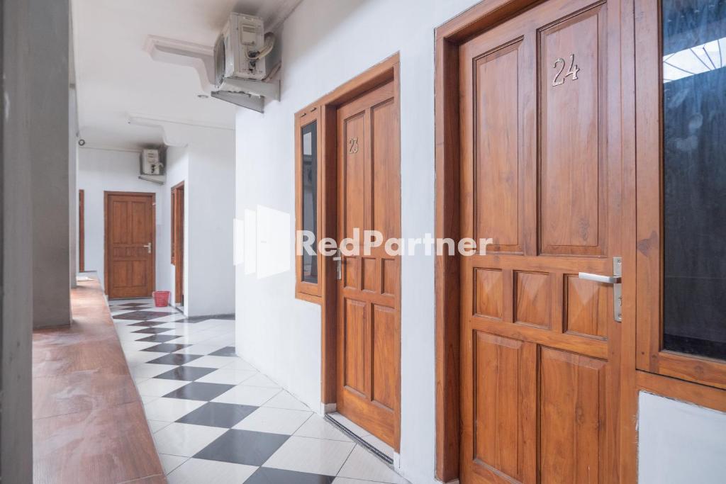 Fotografie z fotogalerie ubytování Crown Residence Hotel near Tugu Yogyakarta Mitra RedDoorz v destinaci Yogyakarta